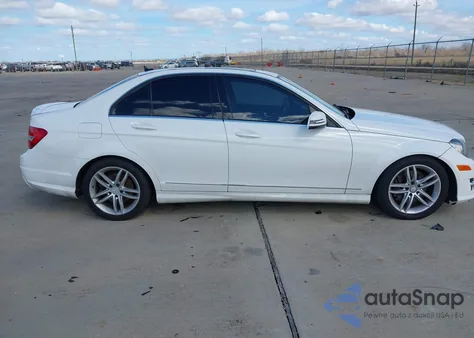 2013 Mercedes-Benz C 300 Sport 4Matic z USA, uszkodzony, nr VIN WDDGF8AB3DR282007